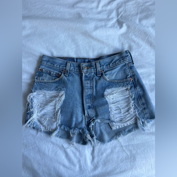 Distressed Levi’s Size 25 - Picture 1 of 2